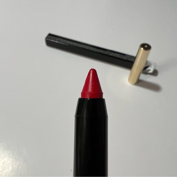 Bobbi Brown De Luxe Defining Lipstick Redefined
A classic neutral red. - Picture 8 of 9